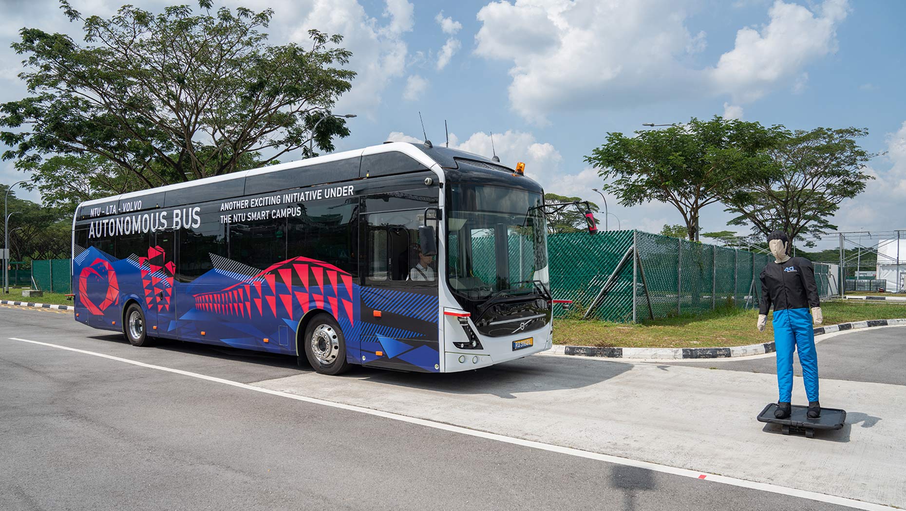 Volvo et la NTU dévoilent le premier autobus électrique autonome de 12 ...