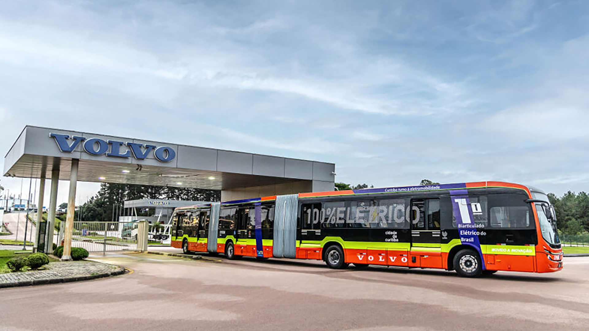 Electric bi-articulated buses on trial in Latin America | Volvo Buses